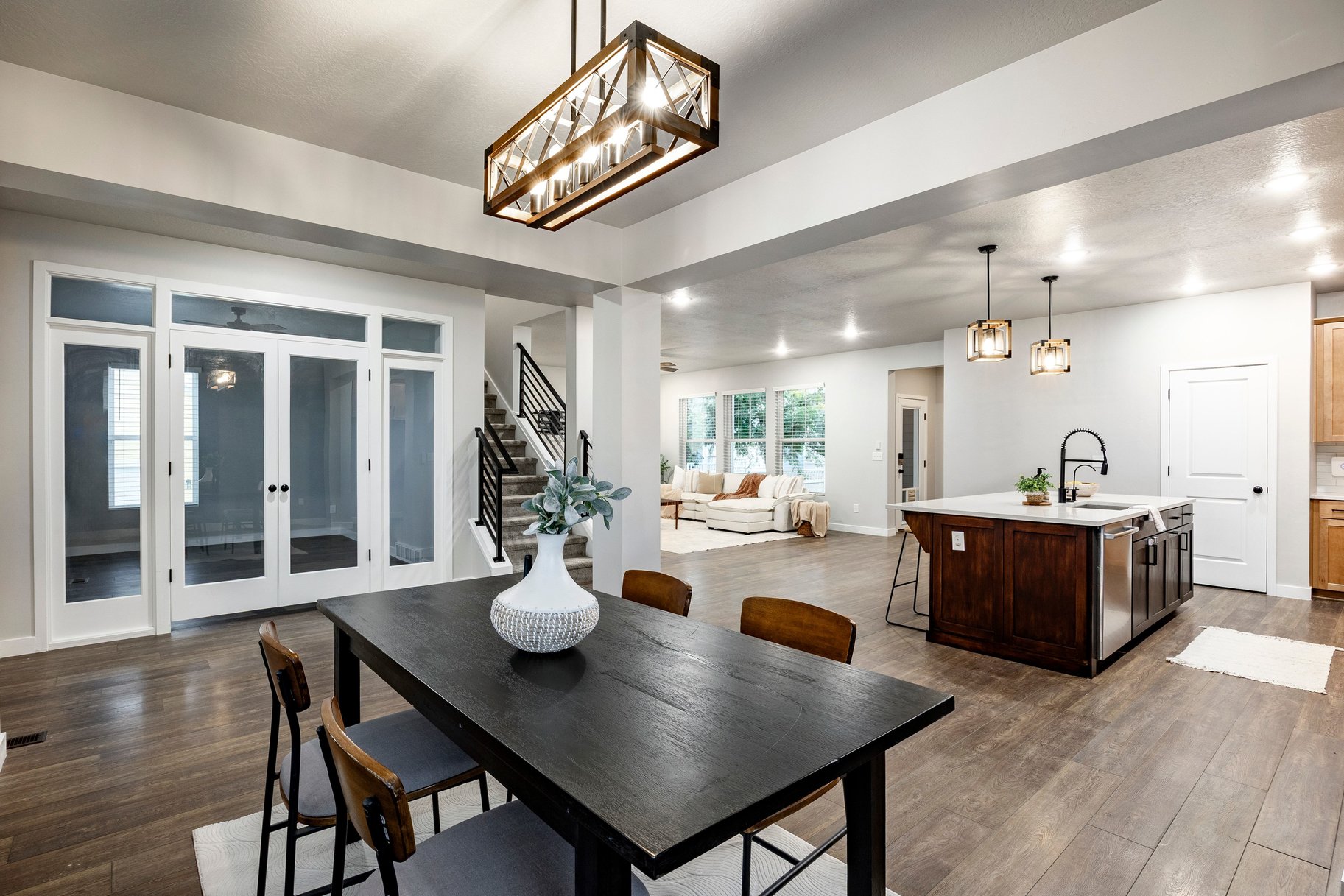  Daybreak Living With A 3-Car Garage - 物件實景