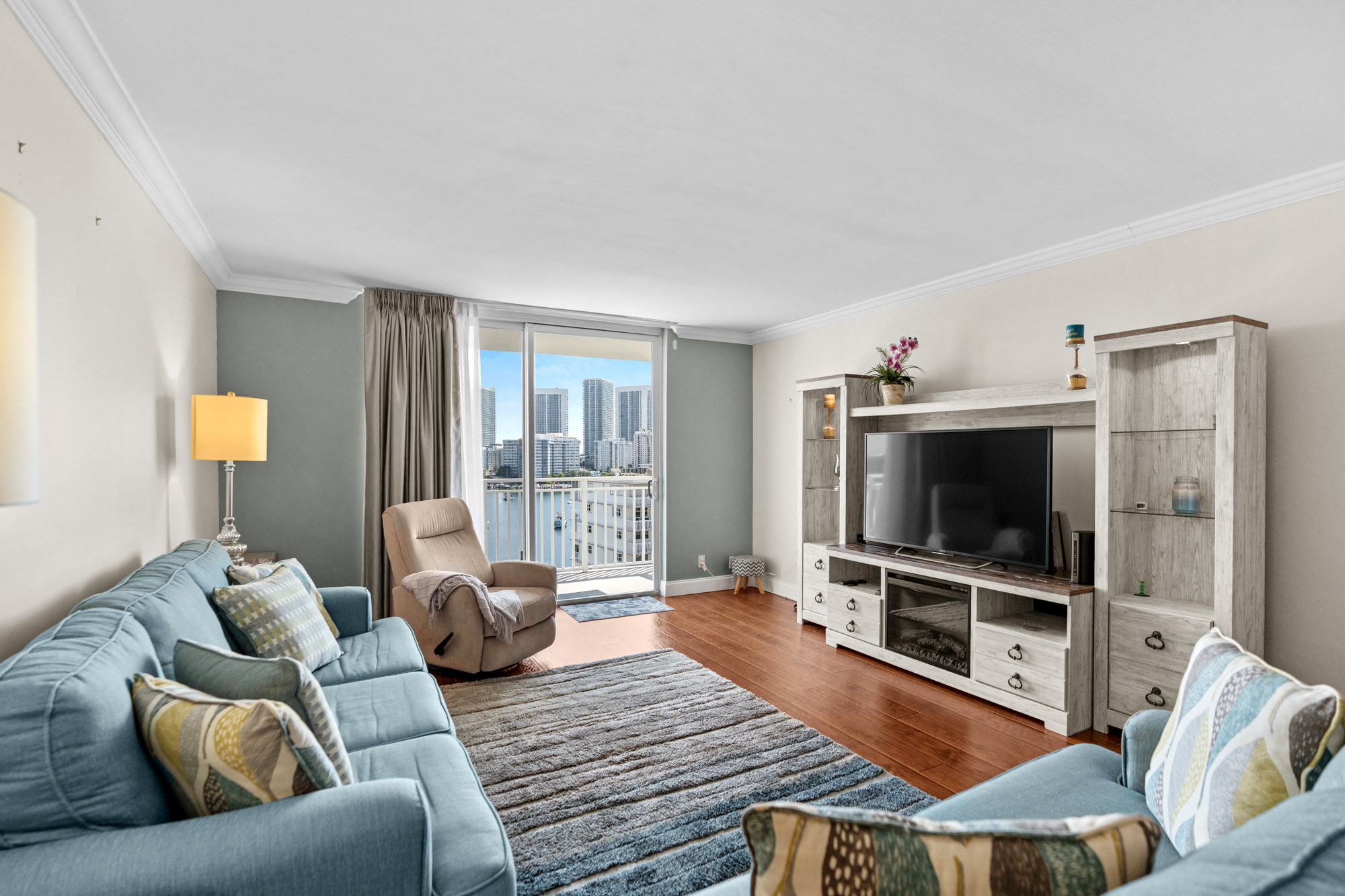  427 Golden Isles Dr, Hallandale Beach, FL, 33009 - 物件實景
