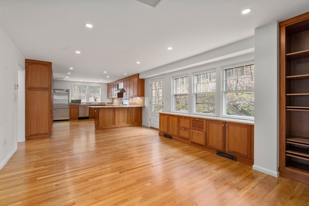 Weston, Massachusetts, 02493, United States, 4 Bedrooms Bedrooms, ,4 BathroomsBathrooms,Residential,For Sale,1947070