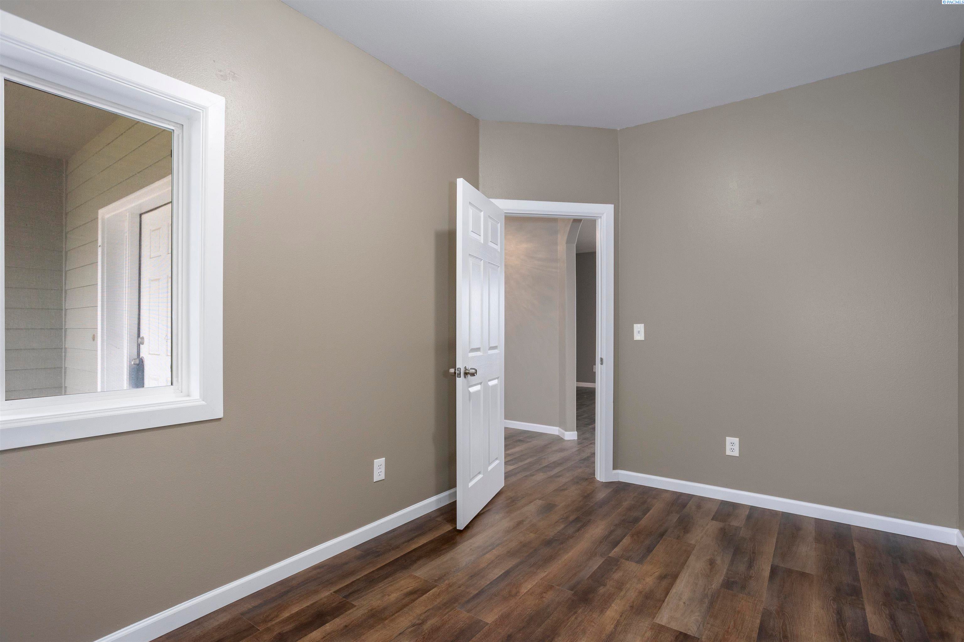 West Richland, Washington, 99353, United States, 5 Bedrooms Bedrooms, ,3 BathroomsBathrooms,Residential,For Sale,1923424
