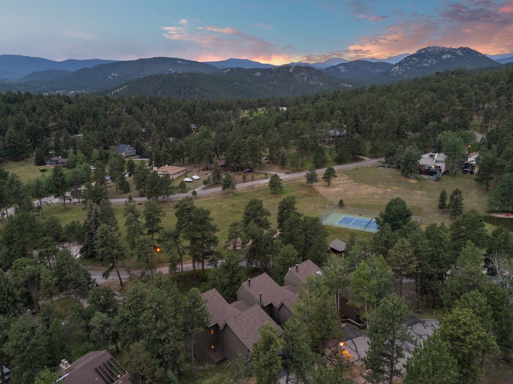  Evergreen Timbervale Retreat: Walk to Downtown, Sunrooms & Mountain View Meadow - 物件實景