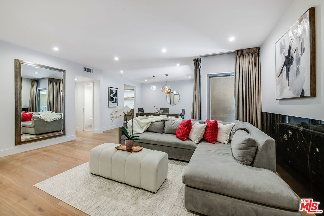 Beverly Hills, California, 90210, United States, 1 Bedroom Bedrooms, ,2 BathroomsBathrooms,Residential,For Sale,1902812