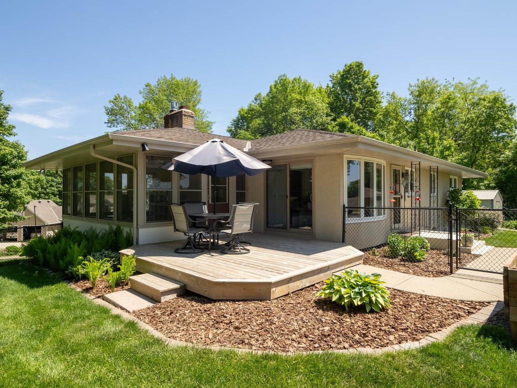  Beautifully Maintained Living with Maple Lake Views - 物件實景