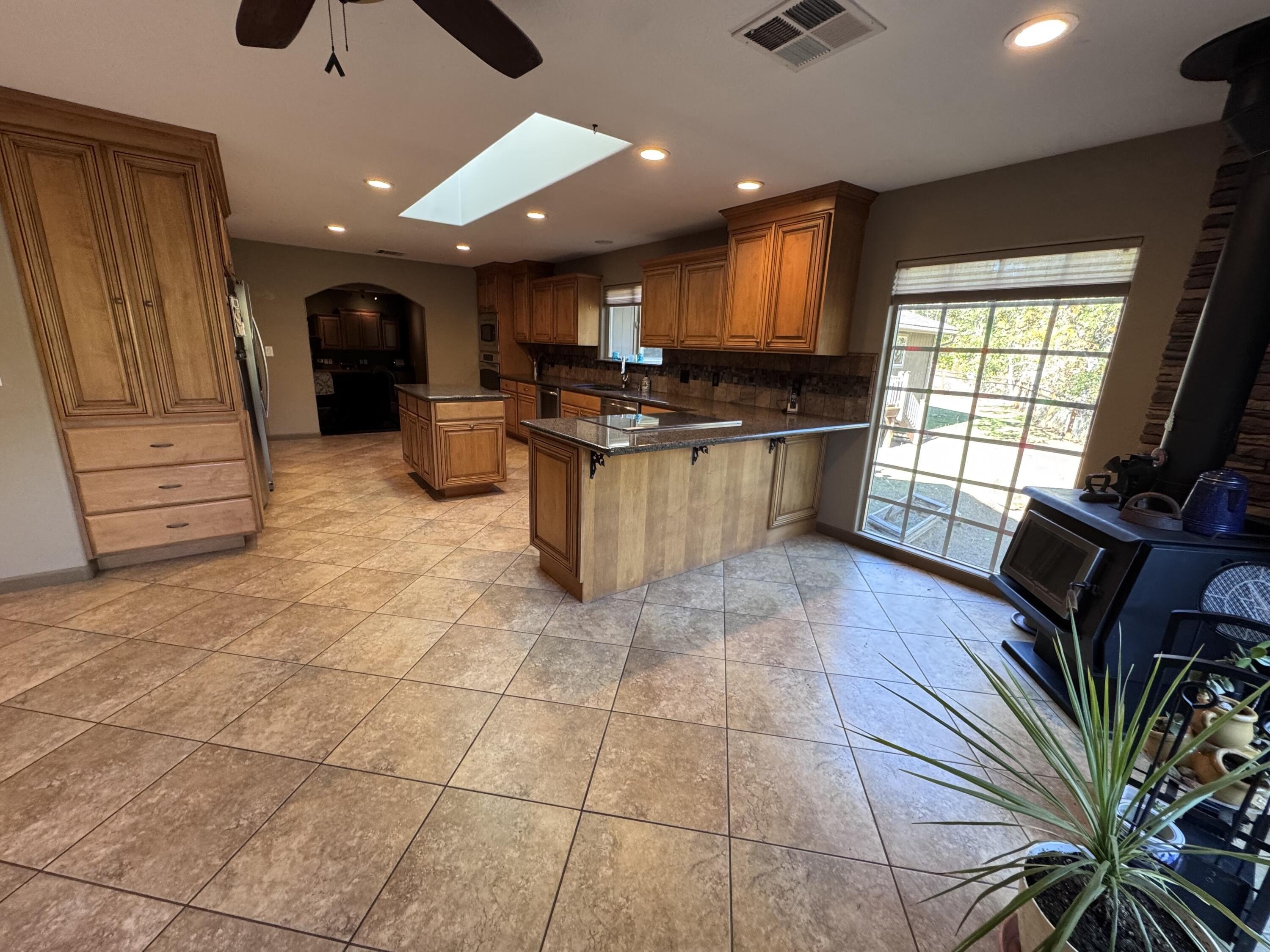 Rogue River, Oregon, 97537, United States, 3 Bedrooms Bedrooms, ,4 BathroomsBathrooms,Residential,For Sale,1982617