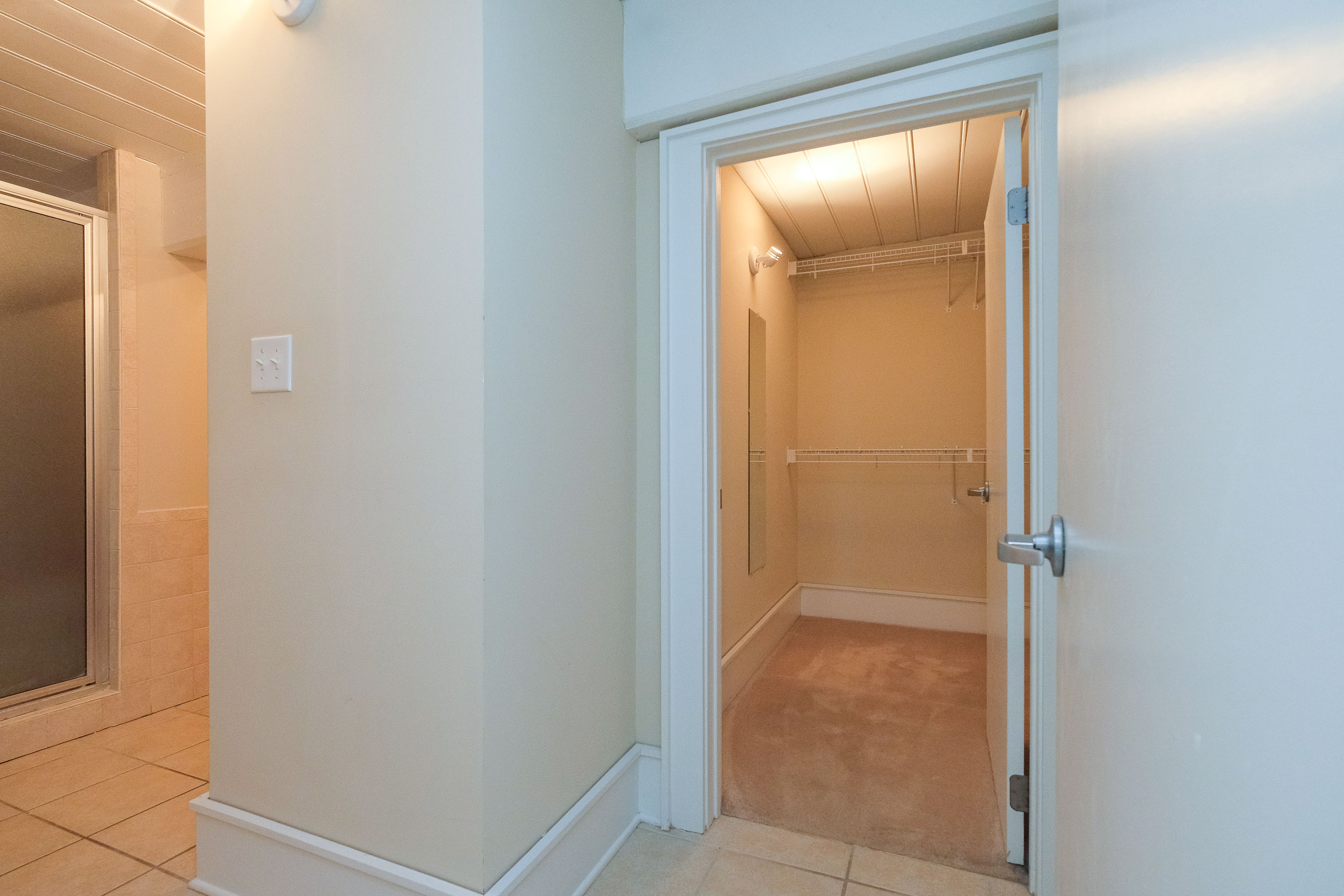  MILL CONDO WITH PRIVATE EXTERIOR ENTRANCE - 物件實景
