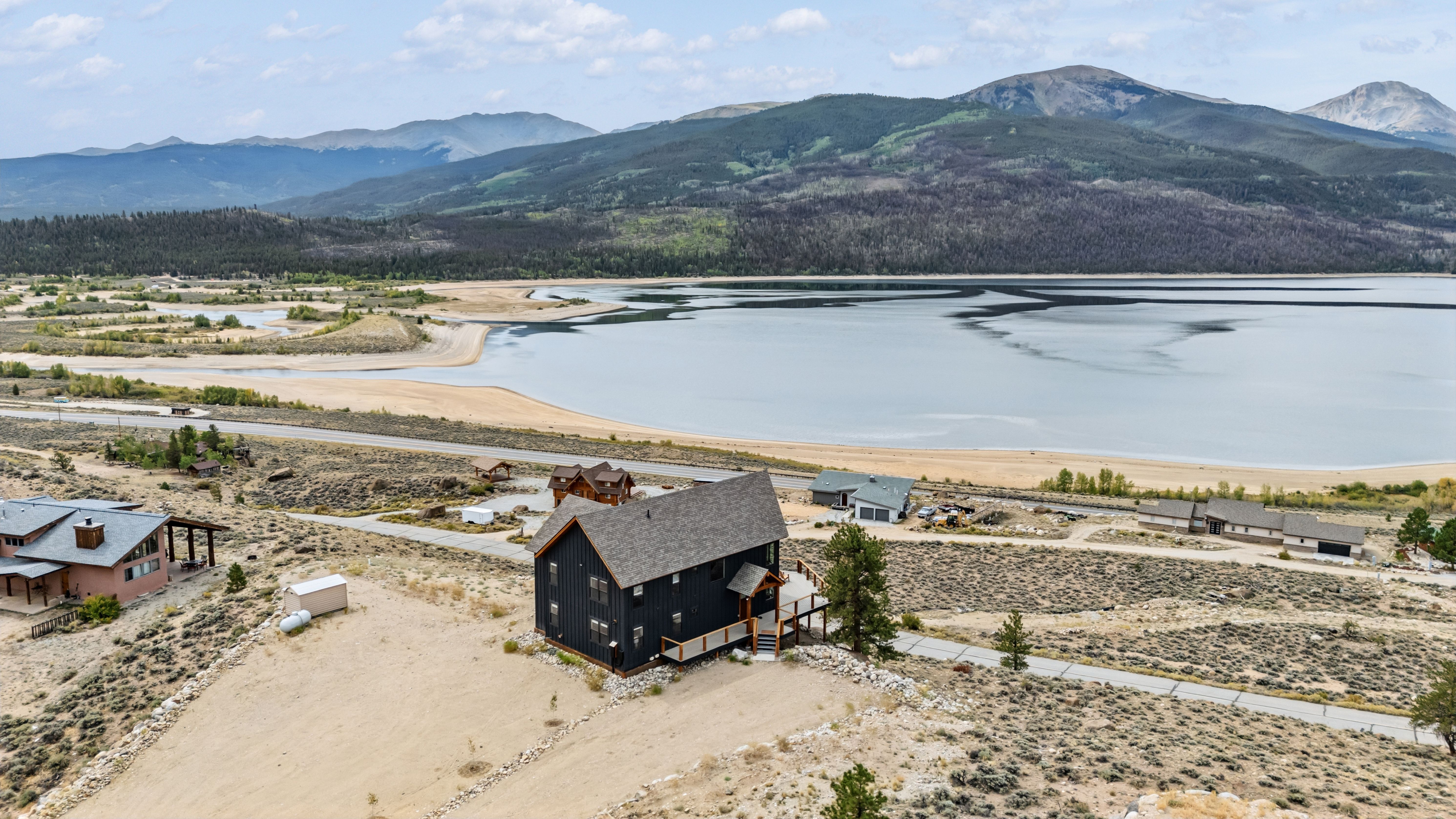  New Construction with Show-Stopping Twin Lakes Views - 物件實景