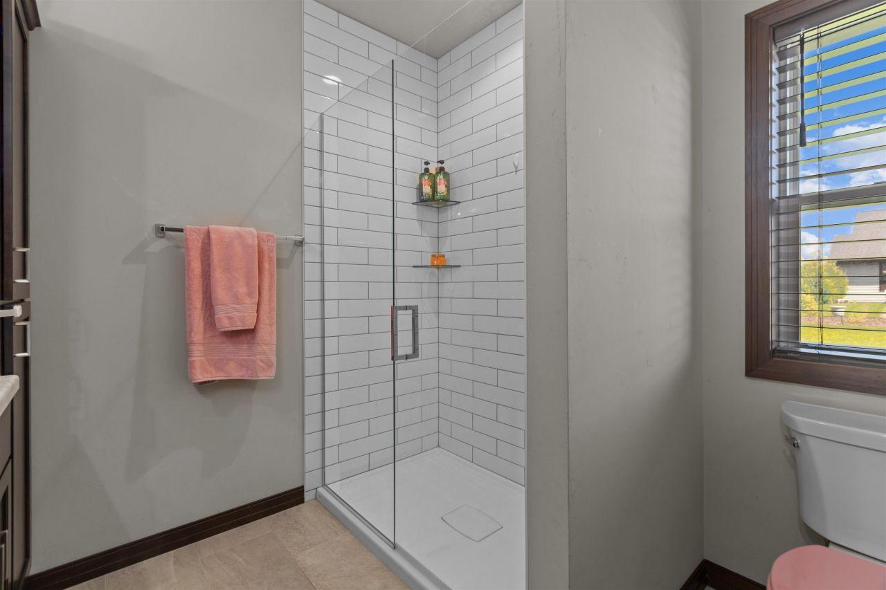 NEENAH, Wisconsin, 54956, United States, 3 Bedrooms Bedrooms, ,2 BathroomsBathrooms,Residential,For Sale,1818081