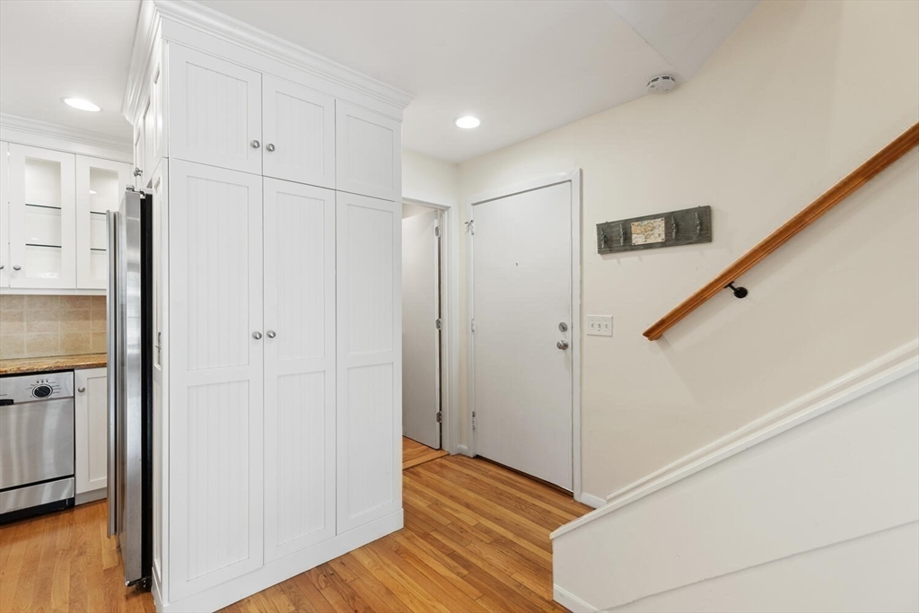 Marblehead, Massachusetts, 01945, United States, 2 Bedrooms Bedrooms, ,2 BathroomsBathrooms,Residential,For Sale,1895462