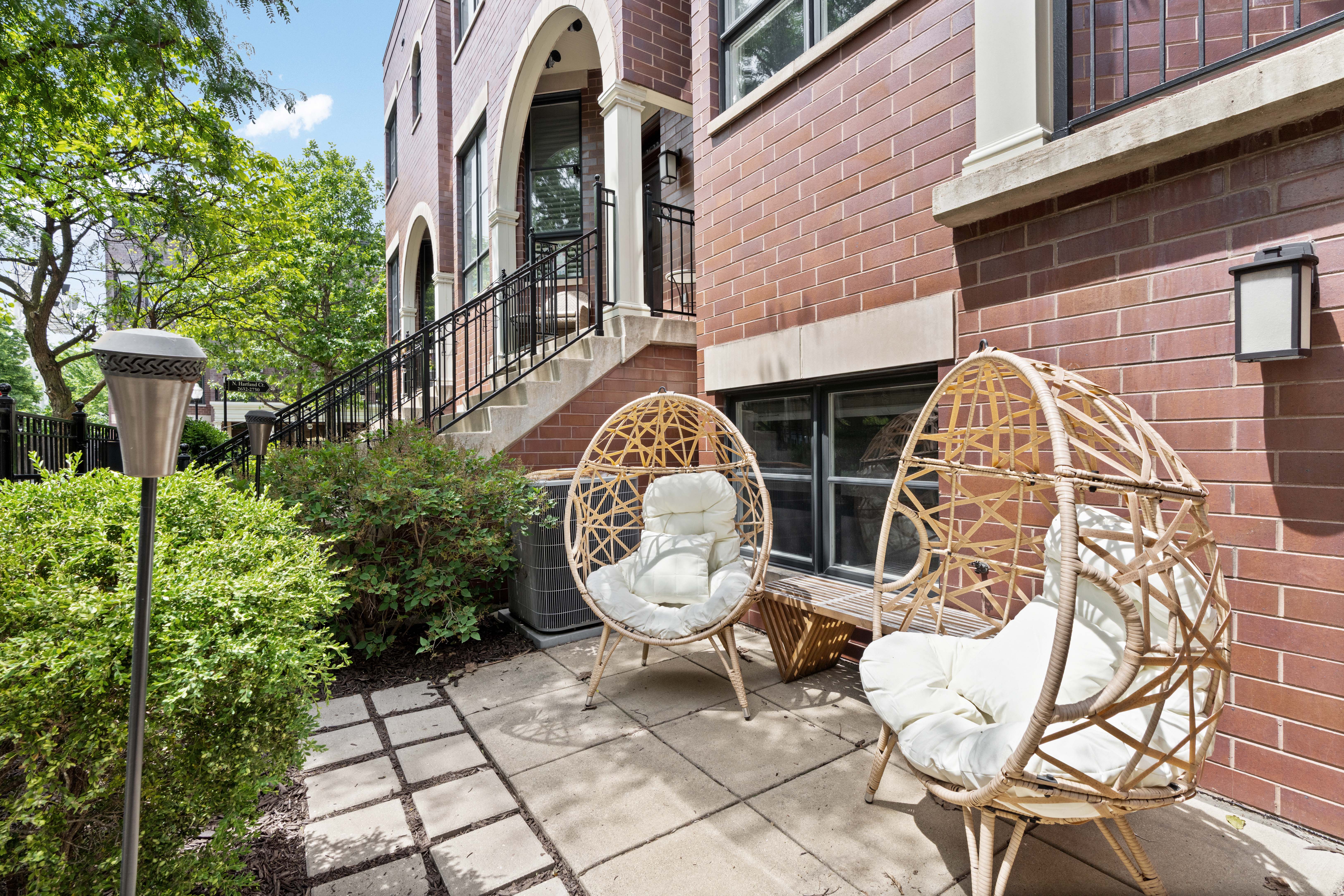  All Brick Townhome that Lives like a Single-family Home - 物件實景