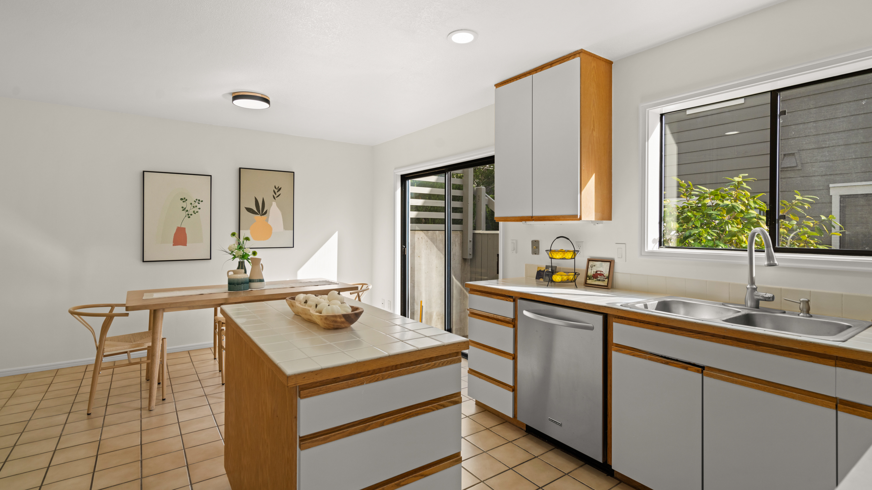  Rare End-Unit Retreat With Views - 物件實景