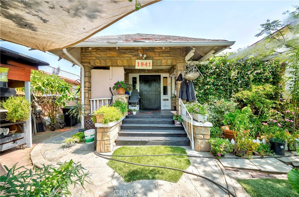 Los Angeles, California, 90018, United States, 3 Bedrooms Bedrooms, ,1 BathroomBathrooms,Residential,For Sale,1887928