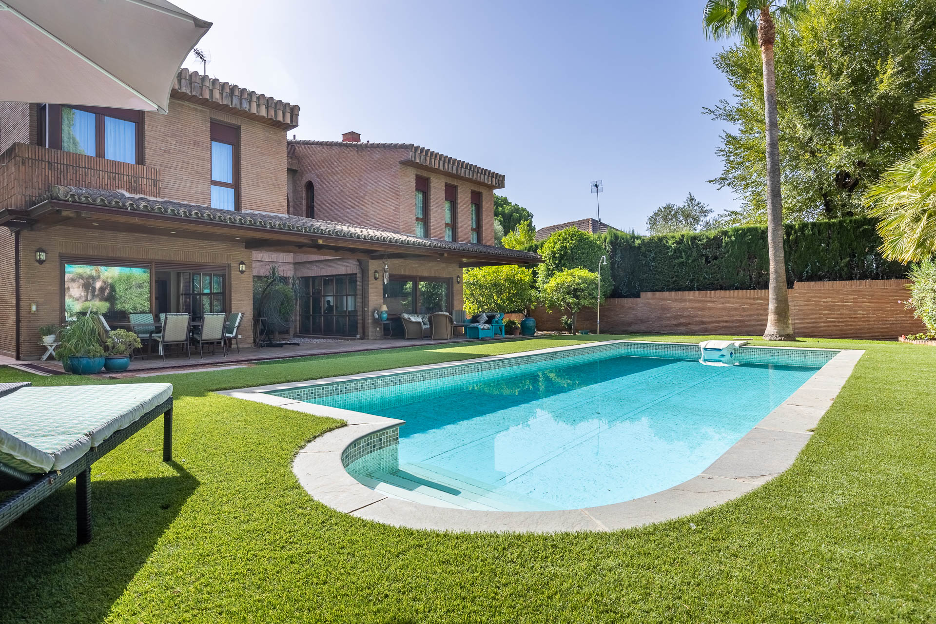 Detached villa with private pool in the Colina Blanca residential area