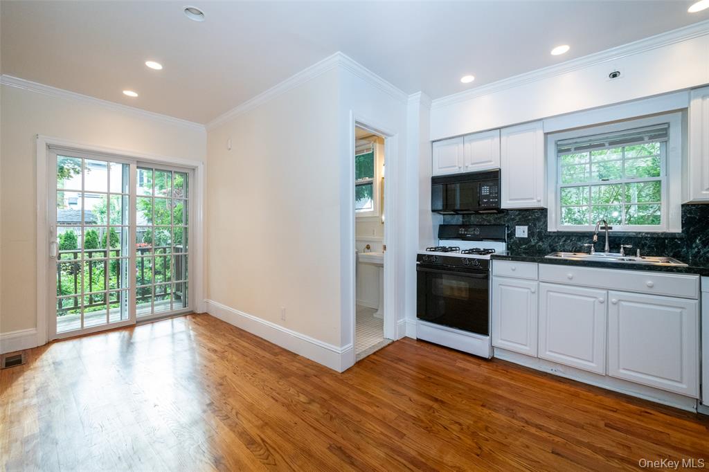 New Rochelle, New York, 10801, United States, 5 Bedrooms Bedrooms, ,4 BathroomsBathrooms,Residential,For Sale,2048483
