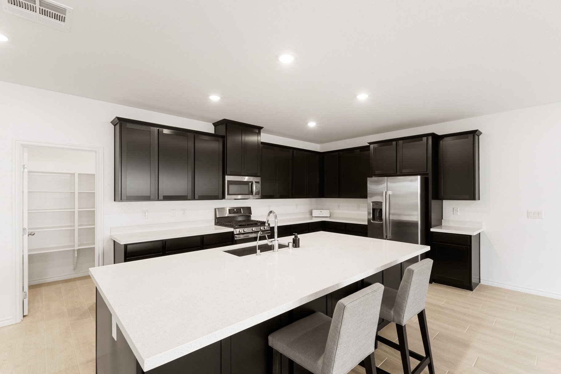  Single Story Home with RV 4 Car Garage Built in 2023 - 物件實景