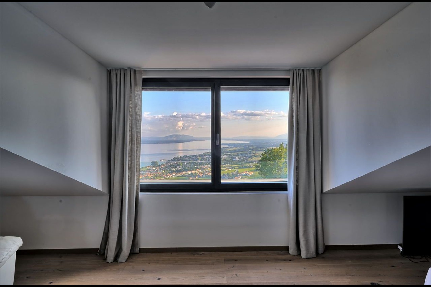  EXCEPTIONAL PANORAMIC VILLA WITH A POOL OVERLOOKING THE LAKE - 物件實景
