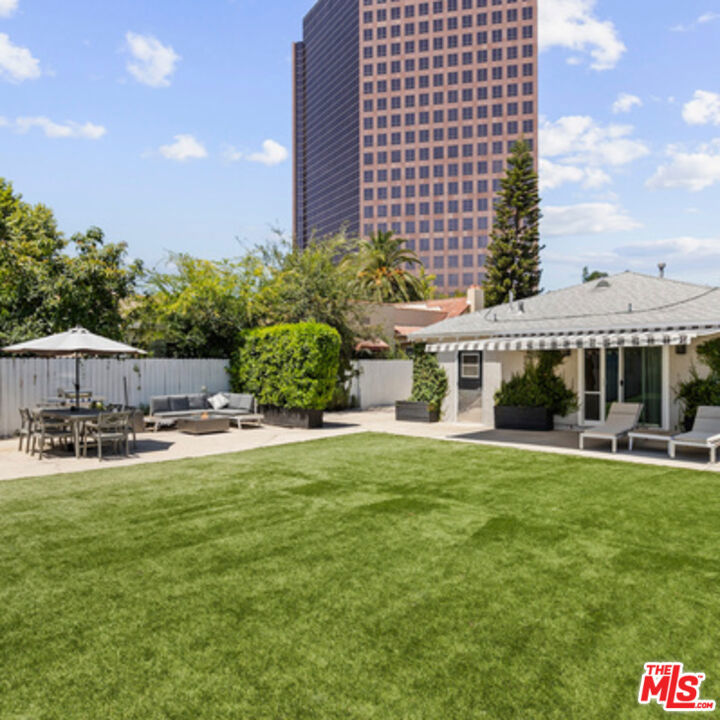 Los Angeles, California, 90048, United States, 3 Bedrooms Bedrooms, ,2 BathroomsBathrooms,Residential,For Sale,1919092