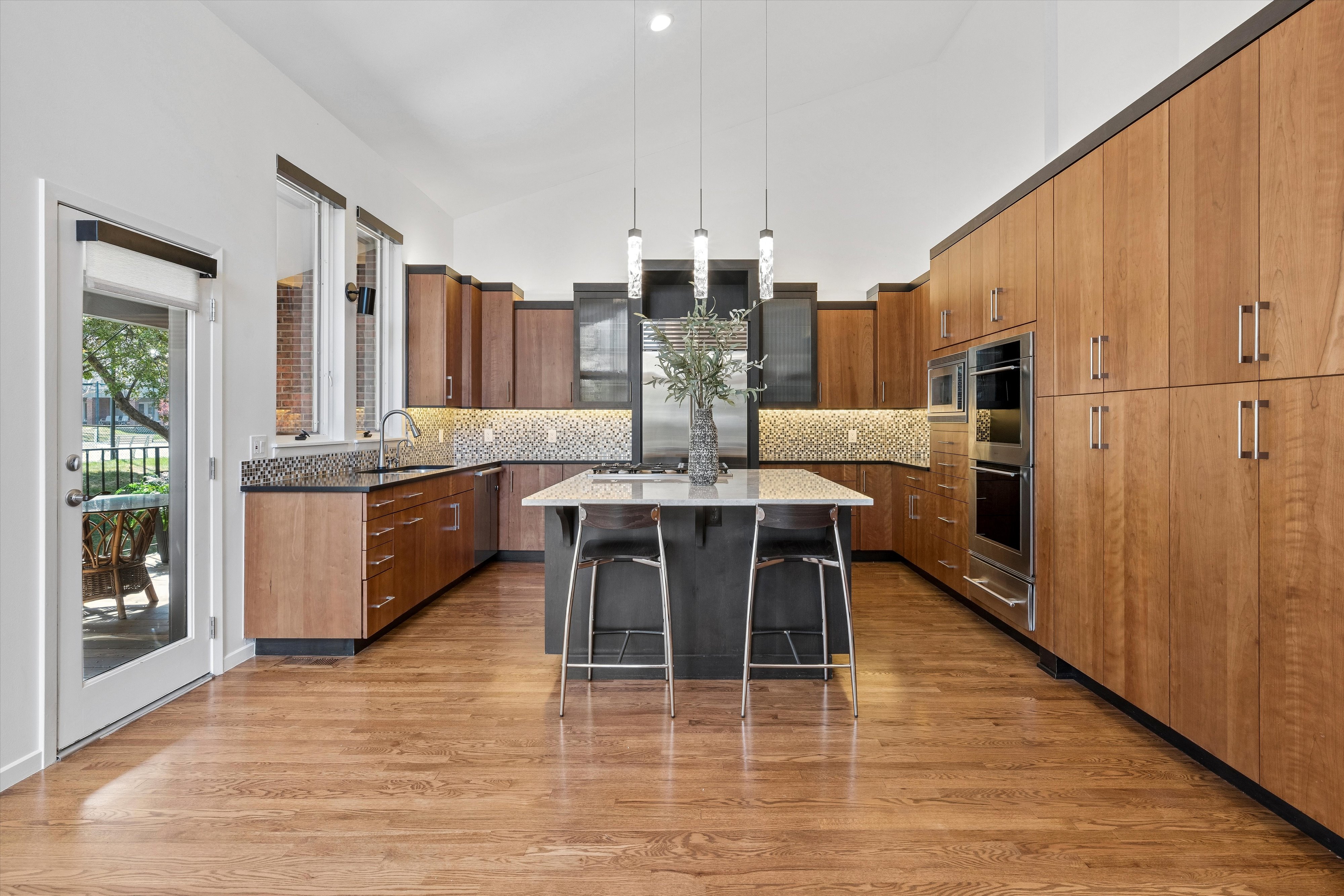  A Rare Offering: Five Bedrooms & Four Bathrooms Thoughtfully Designed Townhome - 物件實景
