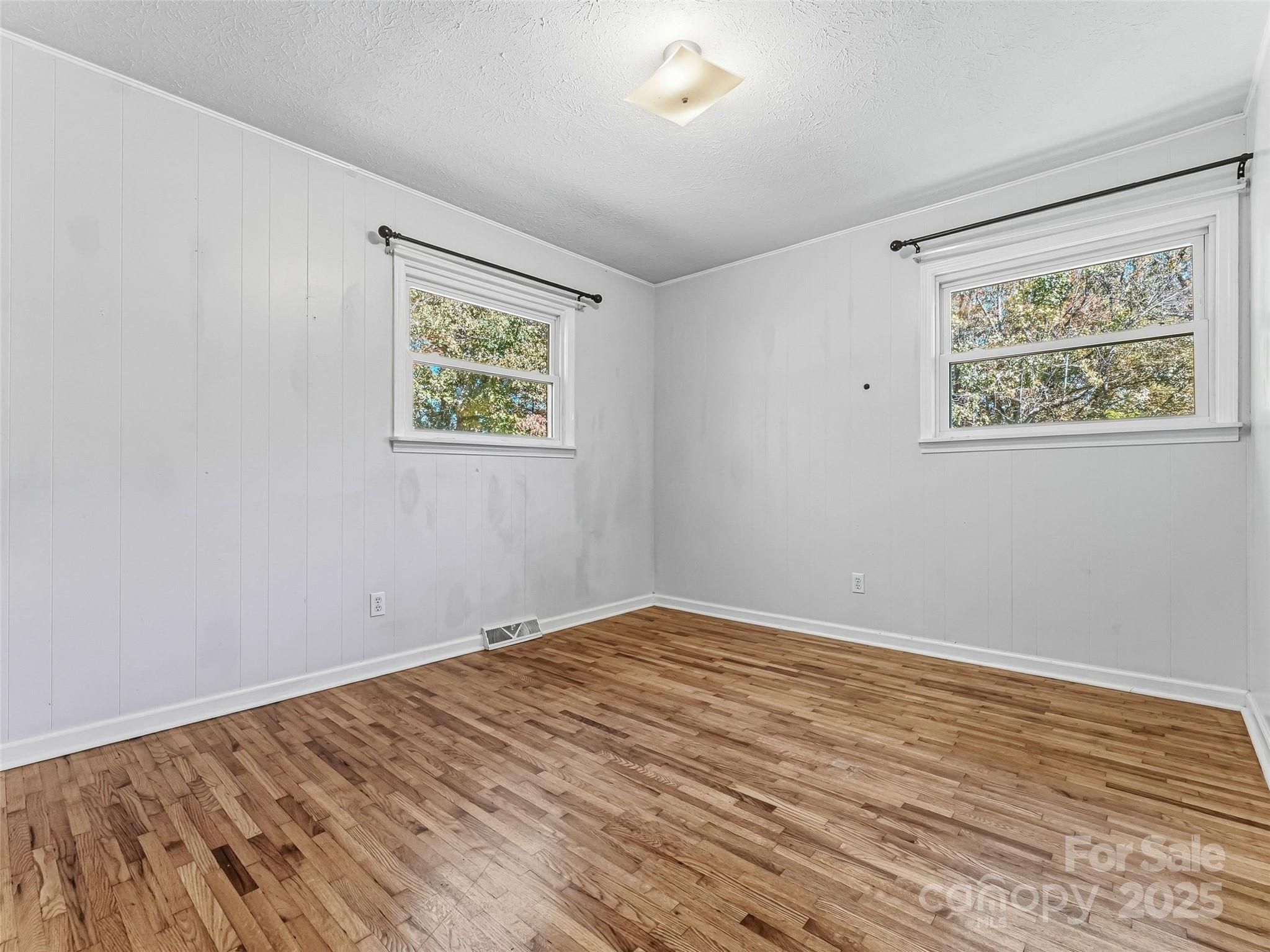 Candler, North Carolina, 28715, United States, 4 Bedrooms Bedrooms, ,3 BathroomsBathrooms,Residential,For Sale,1983385