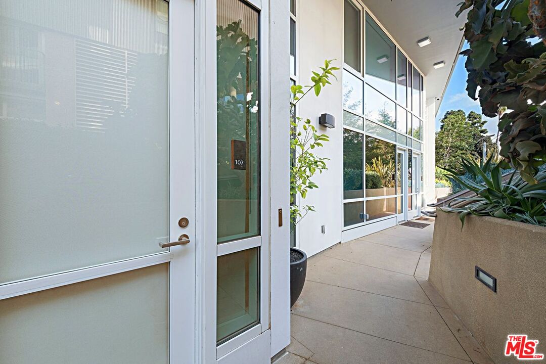 Santa Monica, California, 90401, United States, 2 Bedrooms Bedrooms, ,2 BathroomsBathrooms,Residential,For Sale,2001911