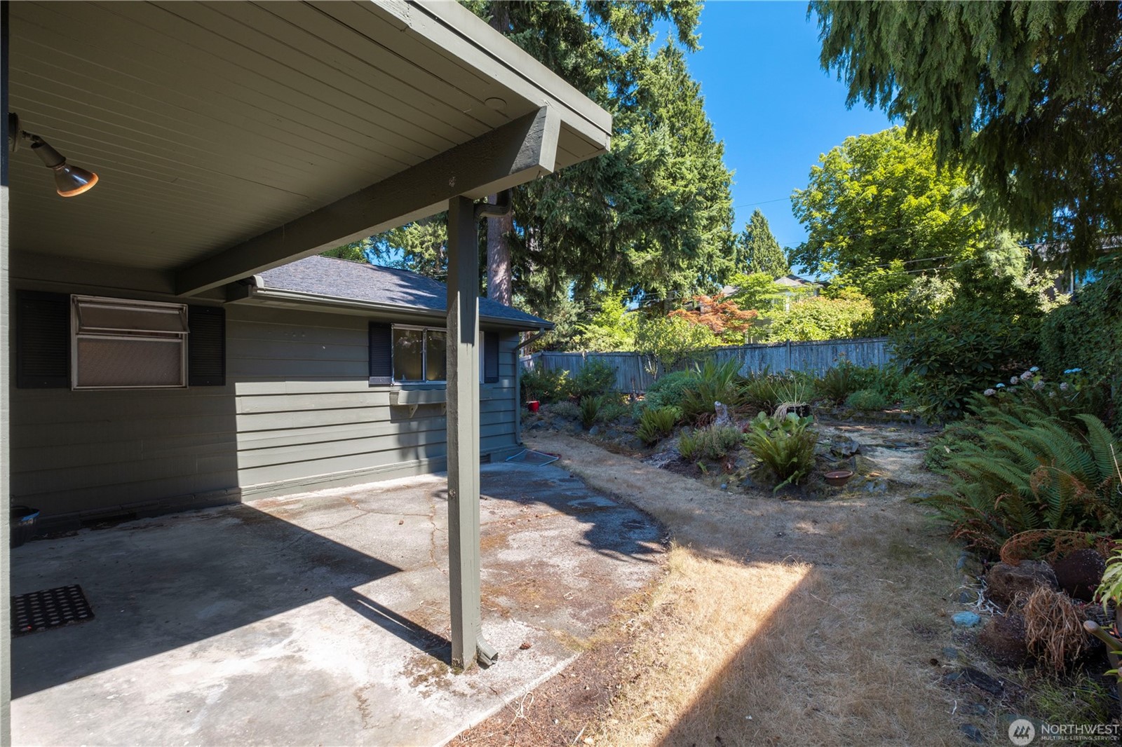 Kirkland, Washington, 98033, United States, 3 Bedrooms Bedrooms, ,2 BathroomsBathrooms,Residential,For Sale,1904417