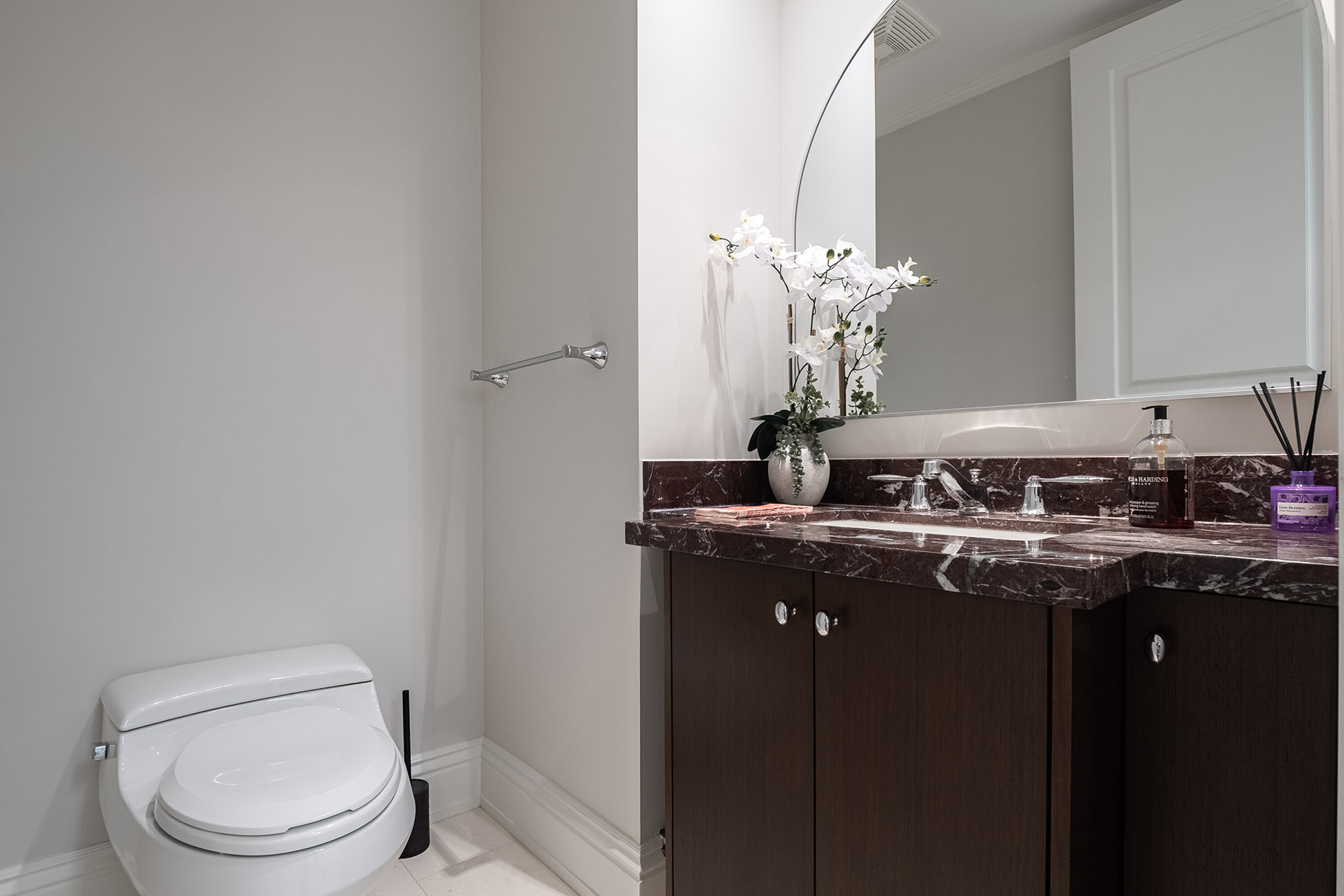  Fully Furnished Two Bedroom - 物件實景