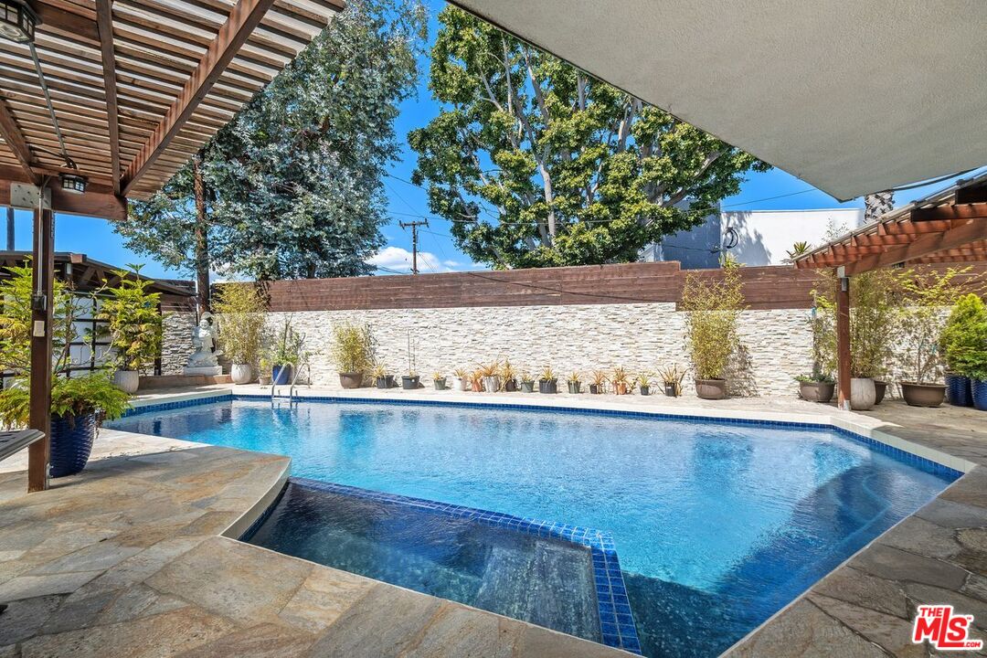 Los Angeles, California, 90056, United States, 5 Bedrooms Bedrooms, ,5 BathroomsBathrooms,Residential,For Sale,1918507
