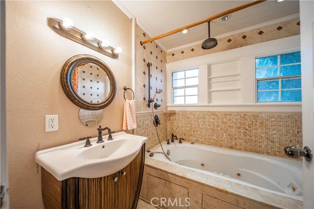 Los Angeles, California, 90016, United States, 4 Bedrooms Bedrooms, ,2 BathroomsBathrooms,Residential,For Sale,1850746