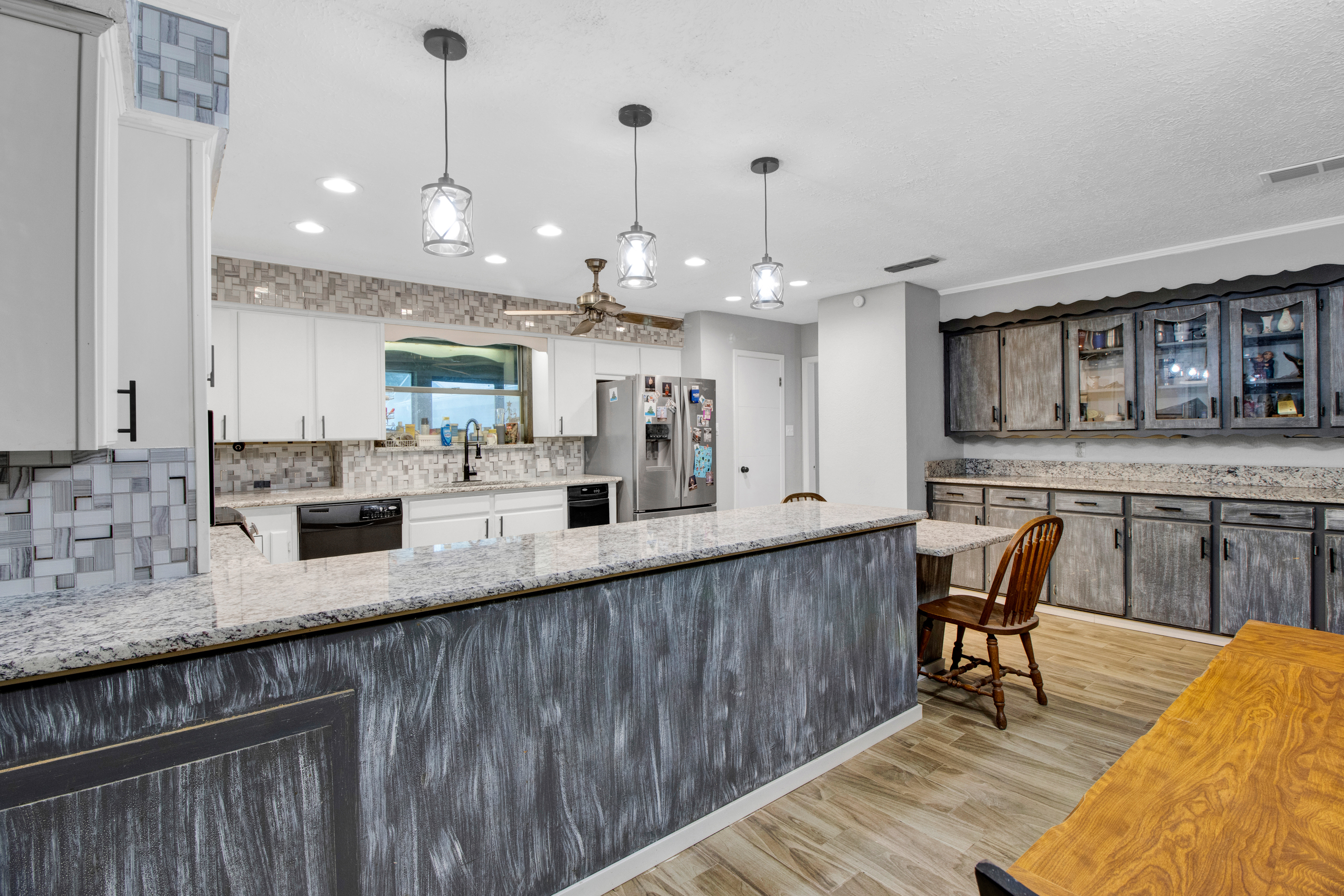 Henderson, Texas, 75652, United States, 6 Bedrooms Bedrooms, ,5 BathroomsBathrooms,Residential,For Sale,1920809
