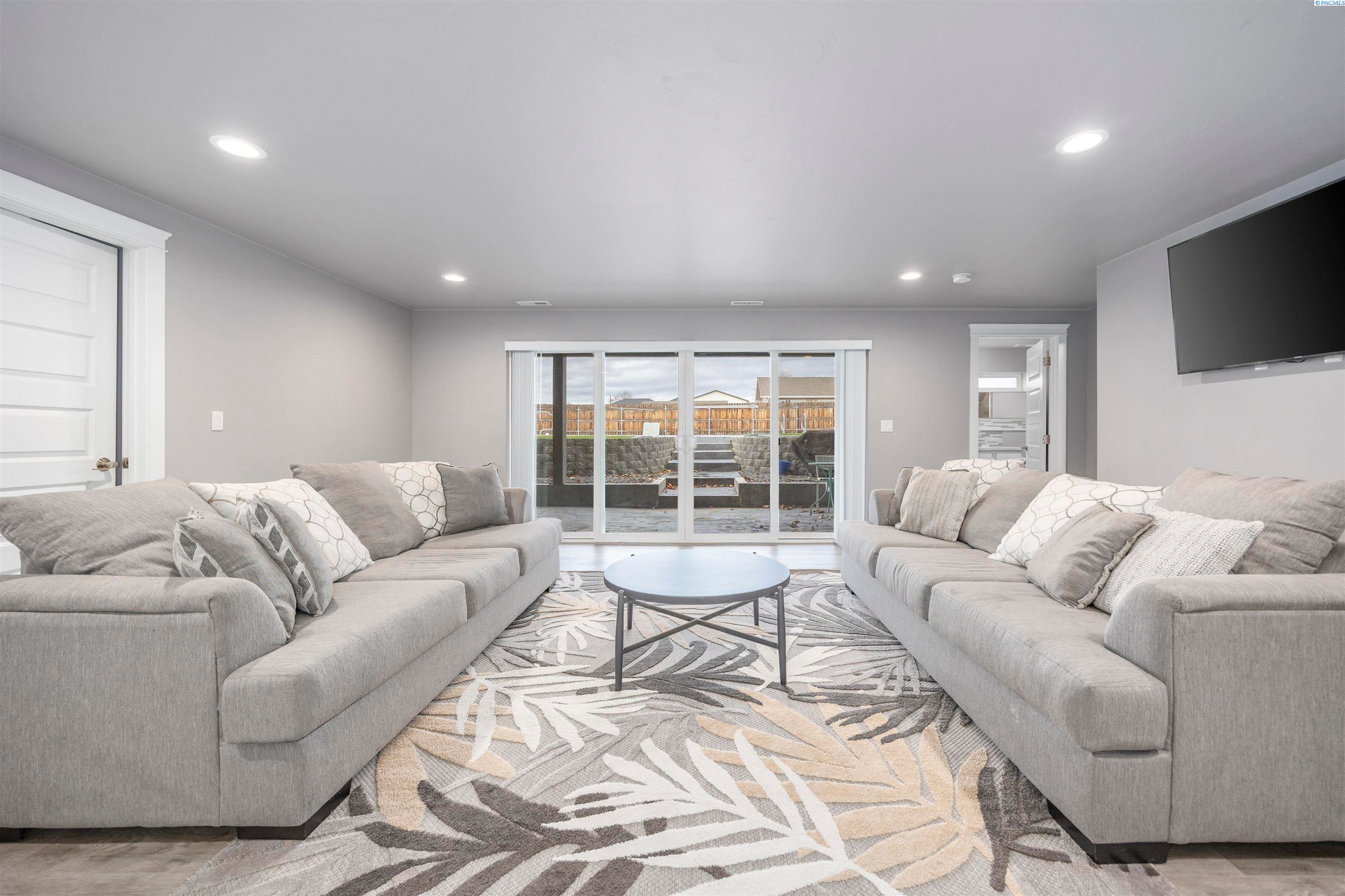 Pasco, Washington, 99301, United States, 6 Bedrooms Bedrooms, ,3 BathroomsBathrooms,Residential,For Sale,2005744