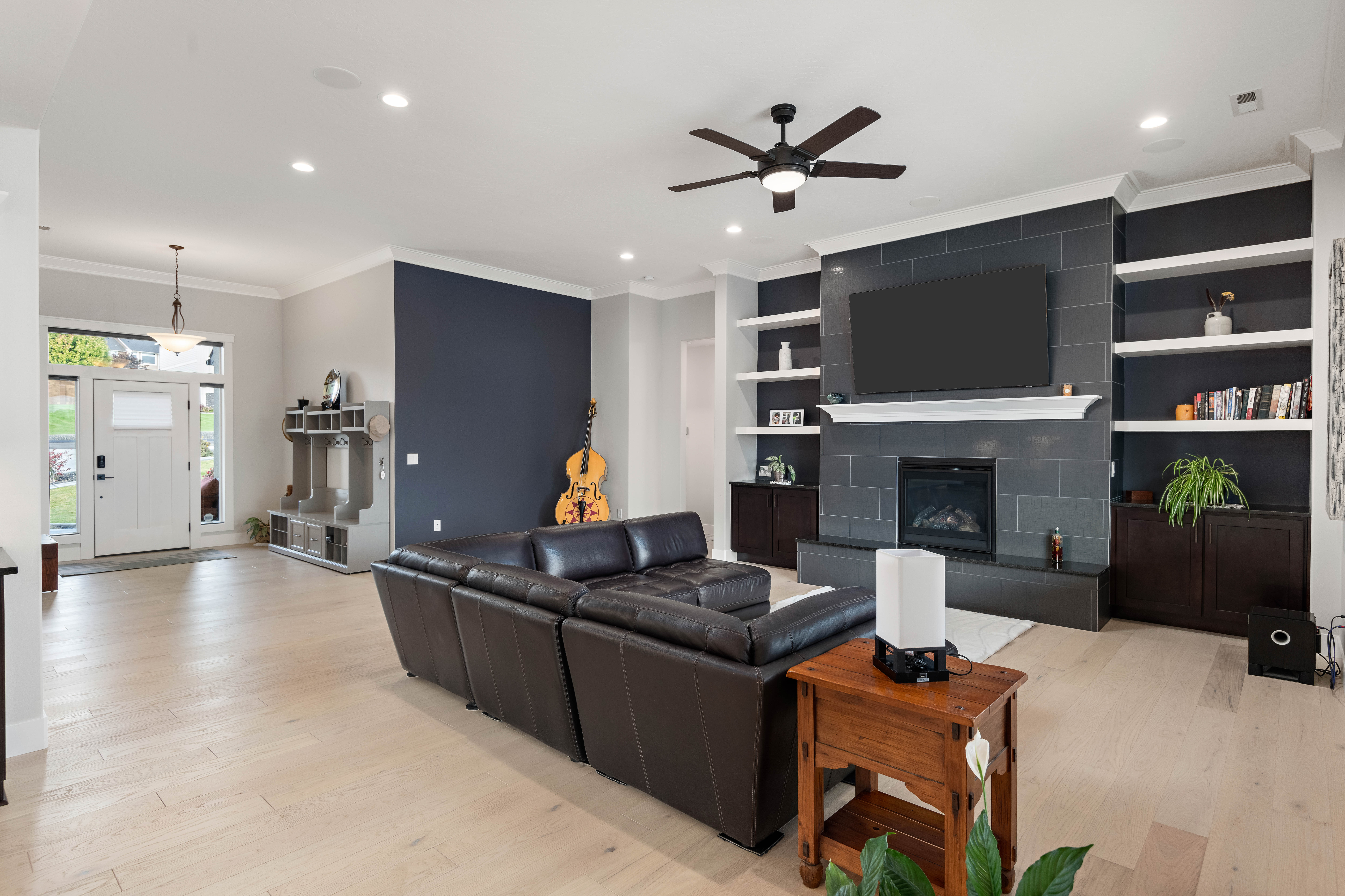 Extravagant, Luxury Living with 2,880 sq ft Garage - 物件實景
