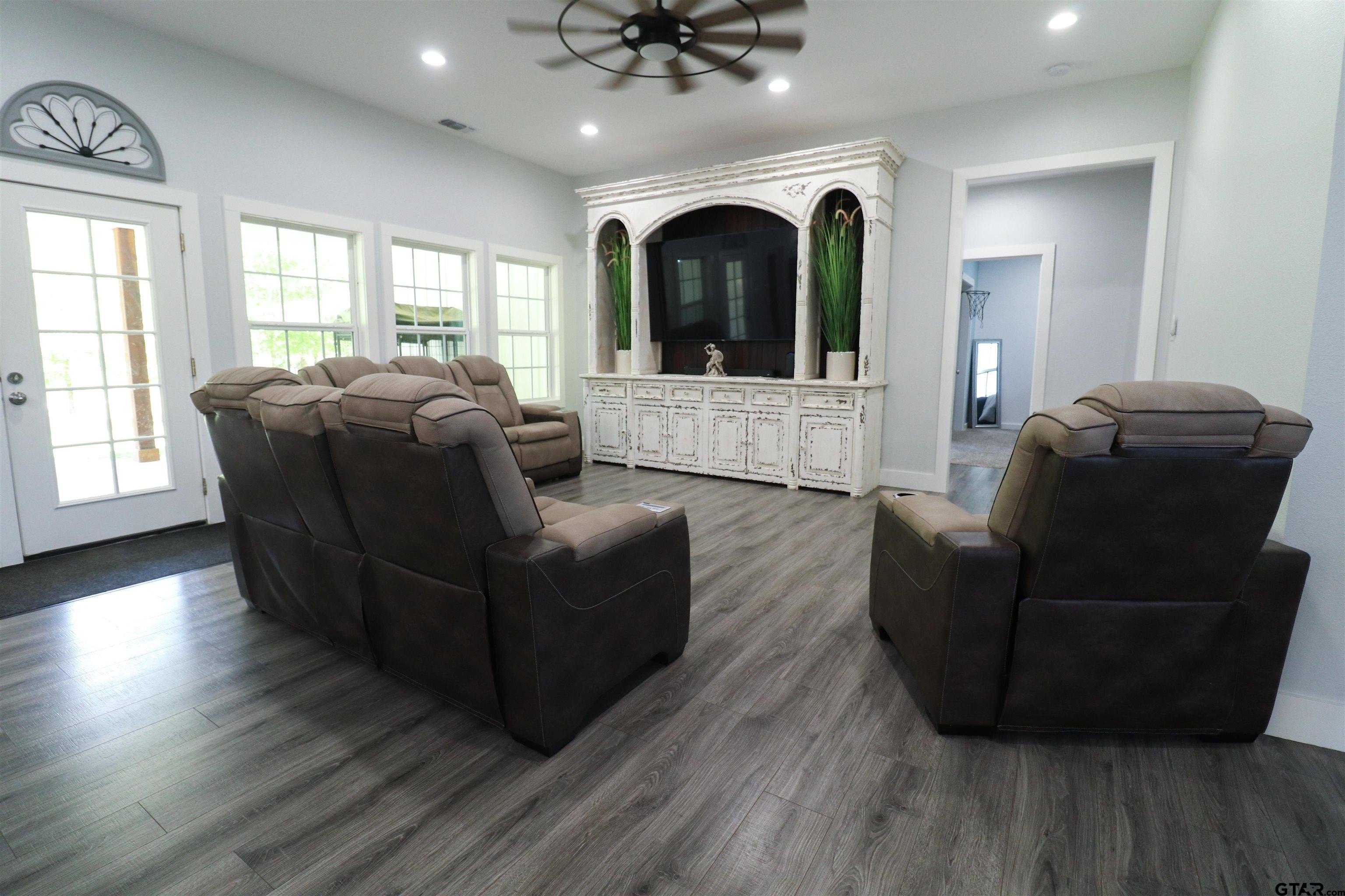 Pittsburg, Texas, 75686, United States, 4 Bedrooms Bedrooms, ,3 BathroomsBathrooms,Residential,For Sale,1943296