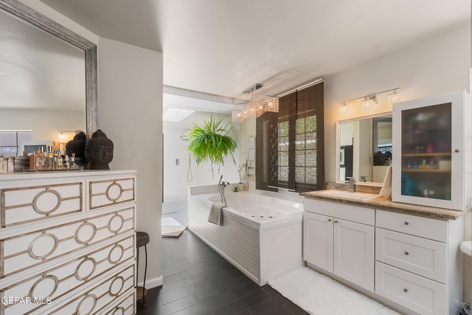 El Paso, Texas, 79936, United States, 5 Bedrooms Bedrooms, ,5 BathroomsBathrooms,Residential,For Sale,1980417