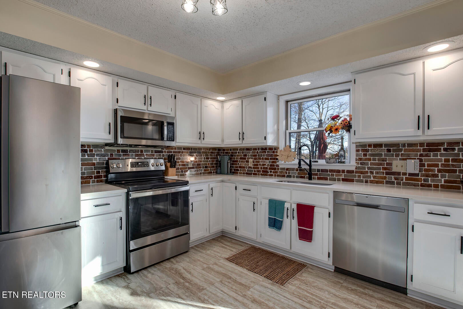 Loudon, Tennessee, 37774, United States, 3 Bedrooms Bedrooms, ,3 BathroomsBathrooms,Residential,For Sale,2013606