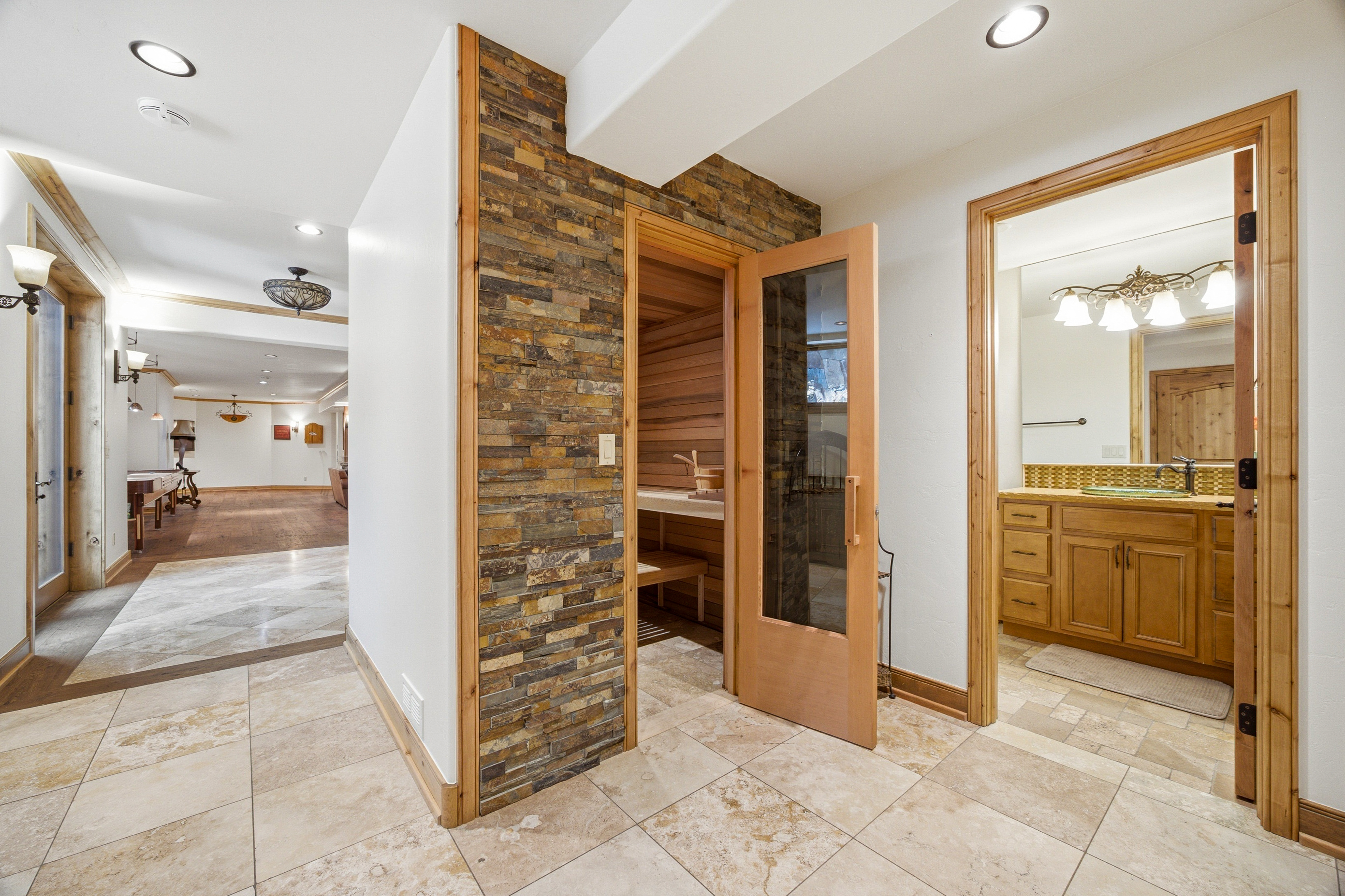  Custom-built, Single-family Home in the Exclusive Grand Traverse Neighborhood - 物件實景