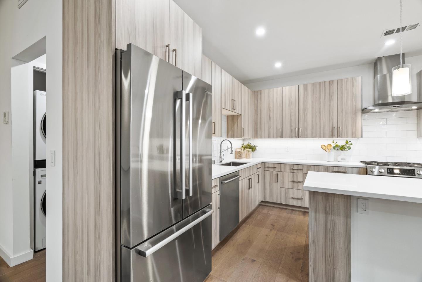 Redwood City, California, 94061, United States, 2 Bedrooms Bedrooms, ,3 BathroomsBathrooms,Residential,For Sale,2000792