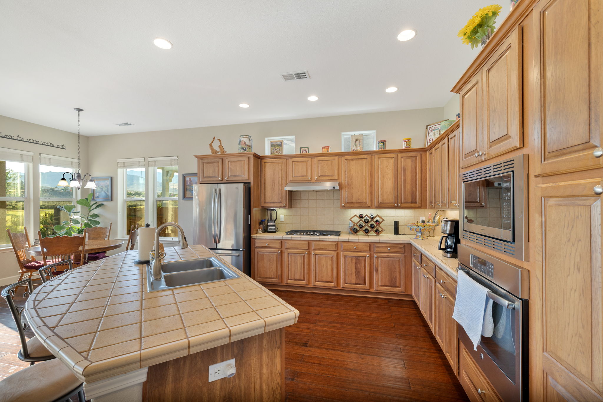  Refined Minden Living with Designer Touches and Captivating Mountain Views - 物件實景