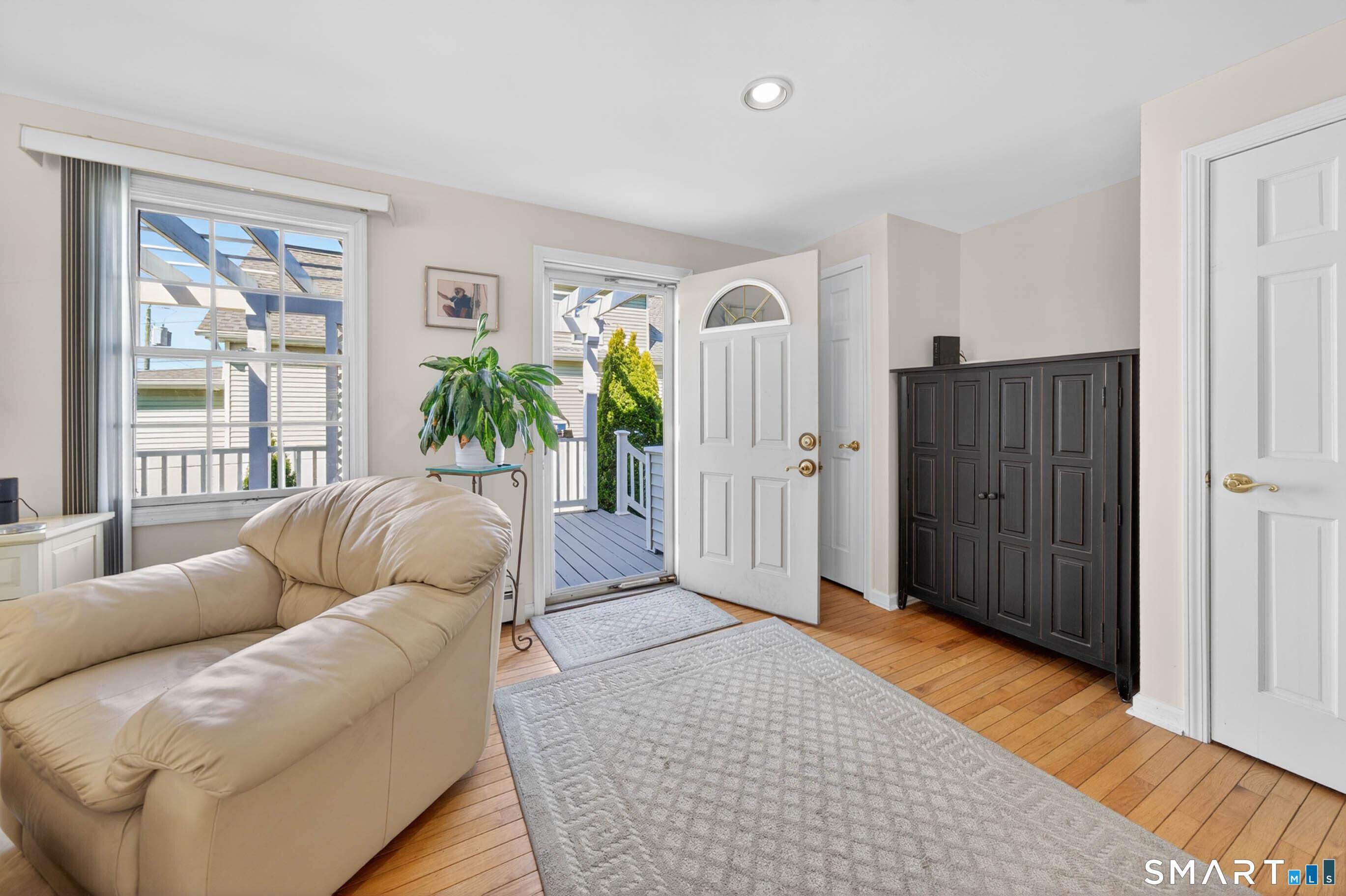 122, Connecticut, 06405, United States, 3 Bedrooms Bedrooms, ,2 BathroomsBathrooms,Residential,For Sale,2040354