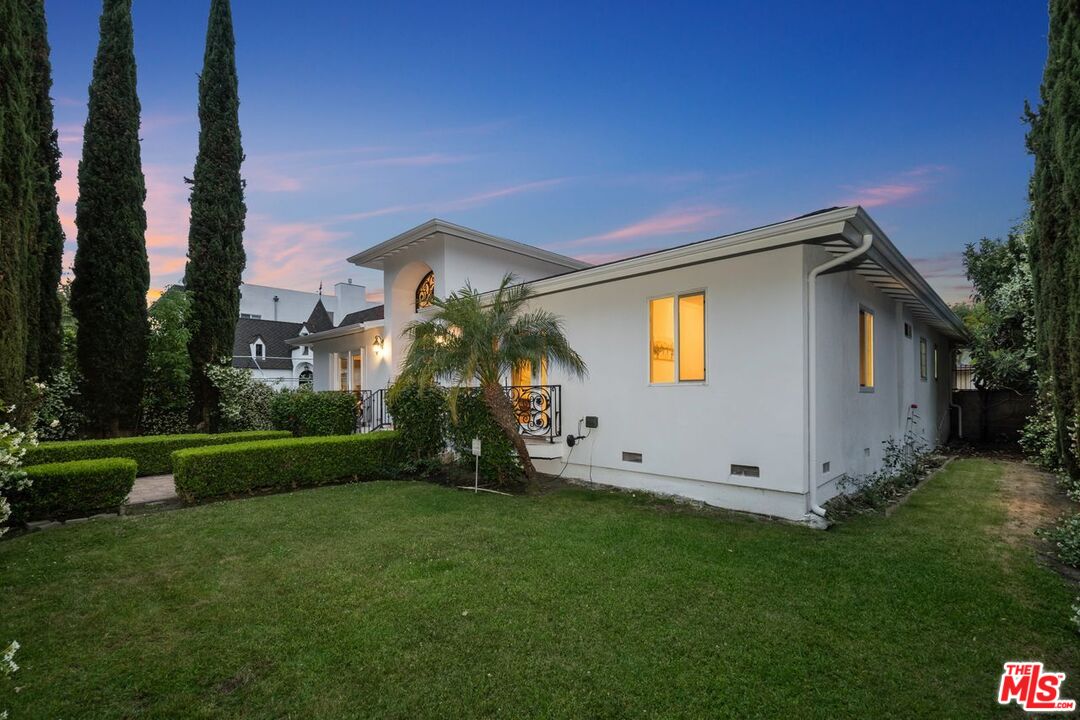 Los Angeles, California, 90048, United States, 4 Bedrooms Bedrooms, ,4 BathroomsBathrooms,Residential,For Sale,1912253