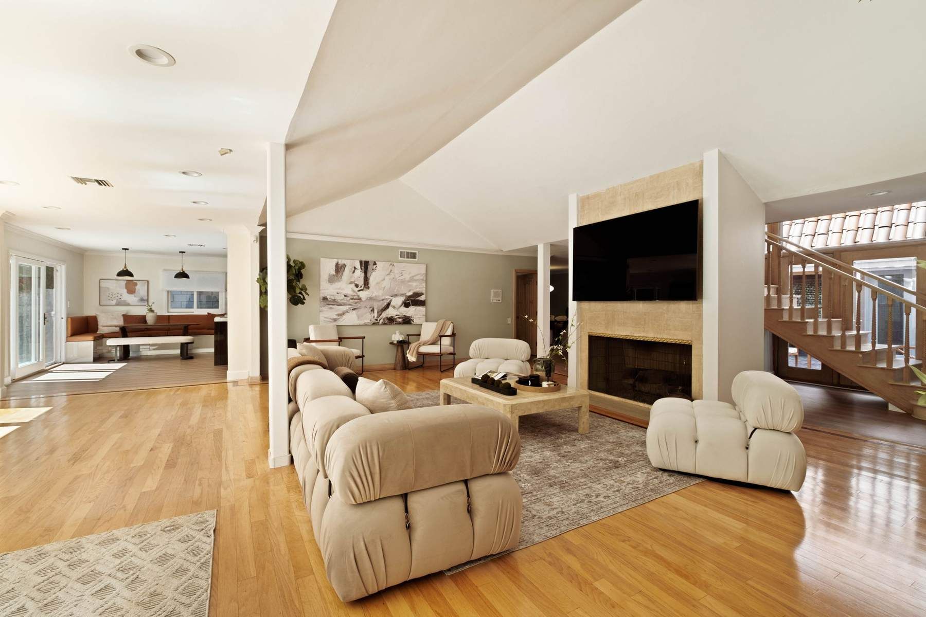  2103  N Hobart Blvd - 物件實景