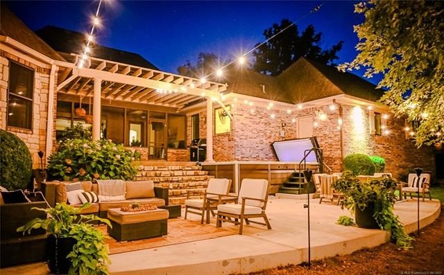 Tahlequah, Oklahoma, 74464, United States, 5 Bedrooms Bedrooms, ,5 BathroomsBathrooms,Residential,For Sale,1982771