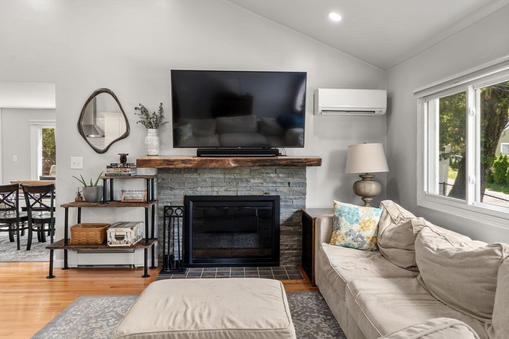 Waltham, Massachusetts, 02453, United States, 3 Bedrooms Bedrooms, ,2 BathroomsBathrooms,Residential,For Sale,1939650