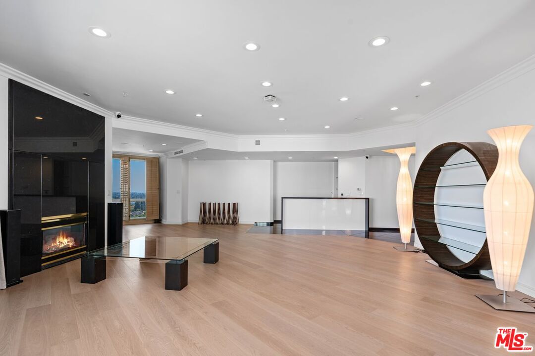 Los Angeles, California, 90024, United States, 3 Bedrooms Bedrooms, ,3 BathroomsBathrooms,Residential,For Sale,1949652