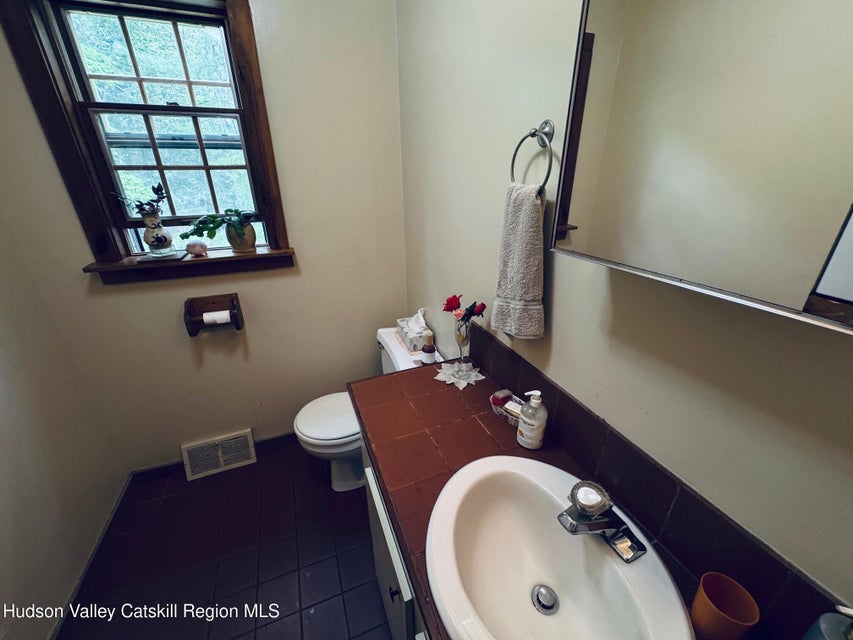 Saugerties, New York, 12477, United States, 5 Bedrooms Bedrooms, ,3 BathroomsBathrooms,Residential,For Sale,1984014