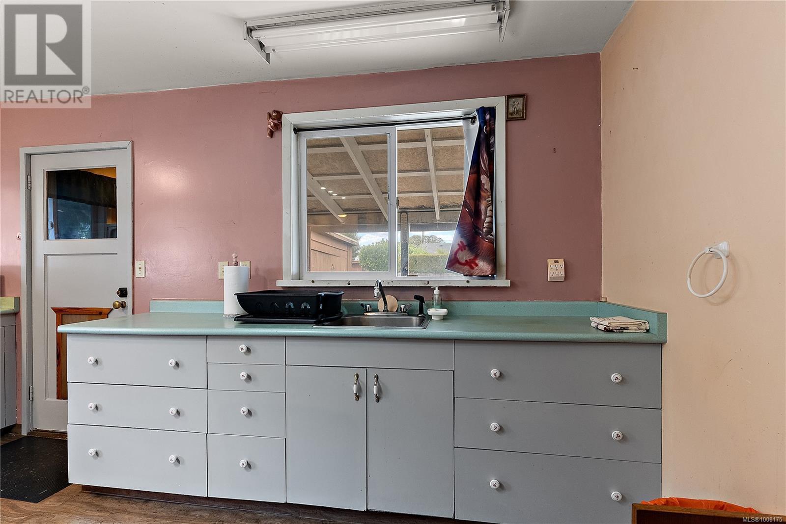 SIDNEY, British Columbia, V8L 2W2, CA, 2 Bedrooms Bedrooms, ,1 BathroomBathrooms,Residential,For Sale,1902048