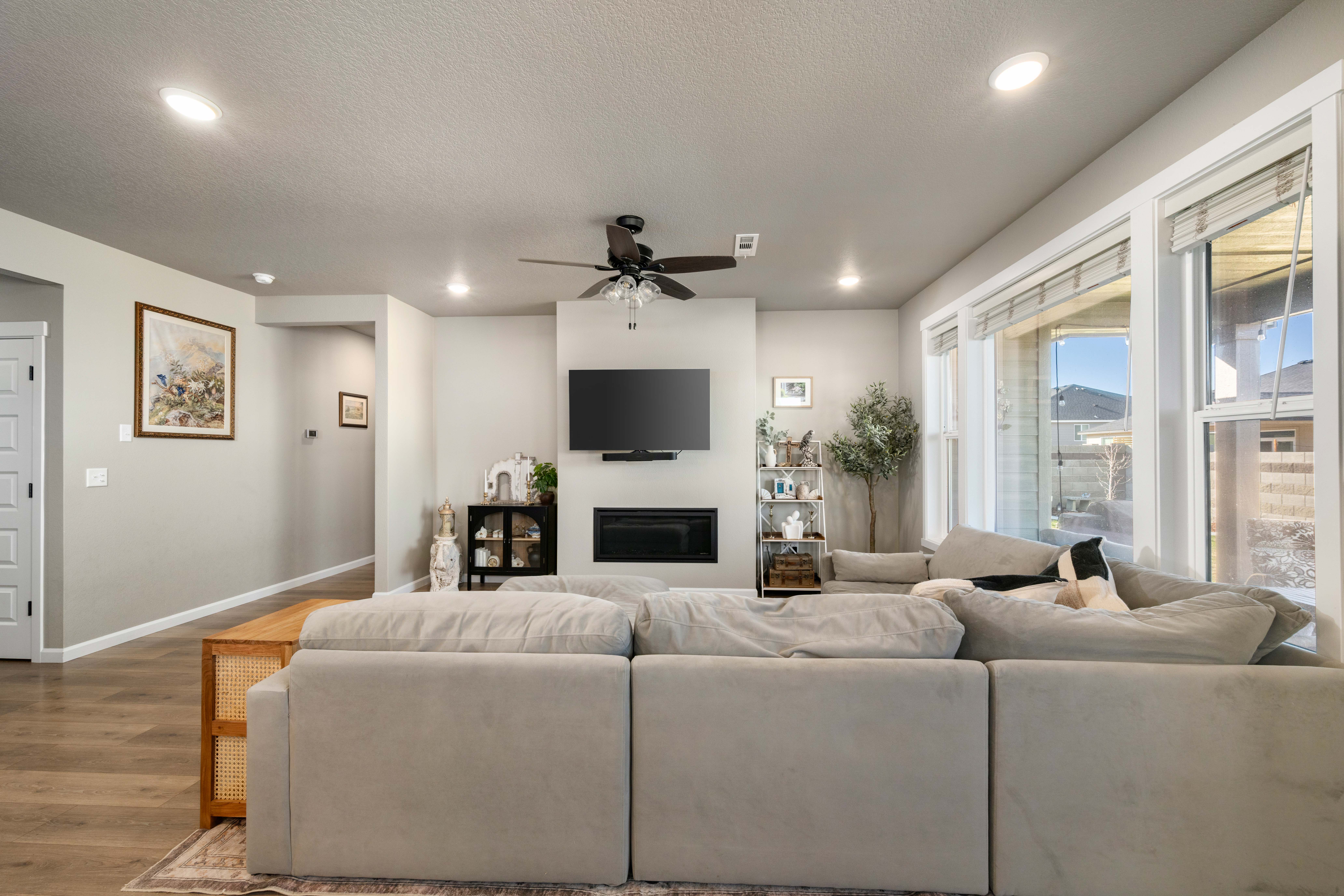  2024 West Richland Gem + RV Parking - 物件實景