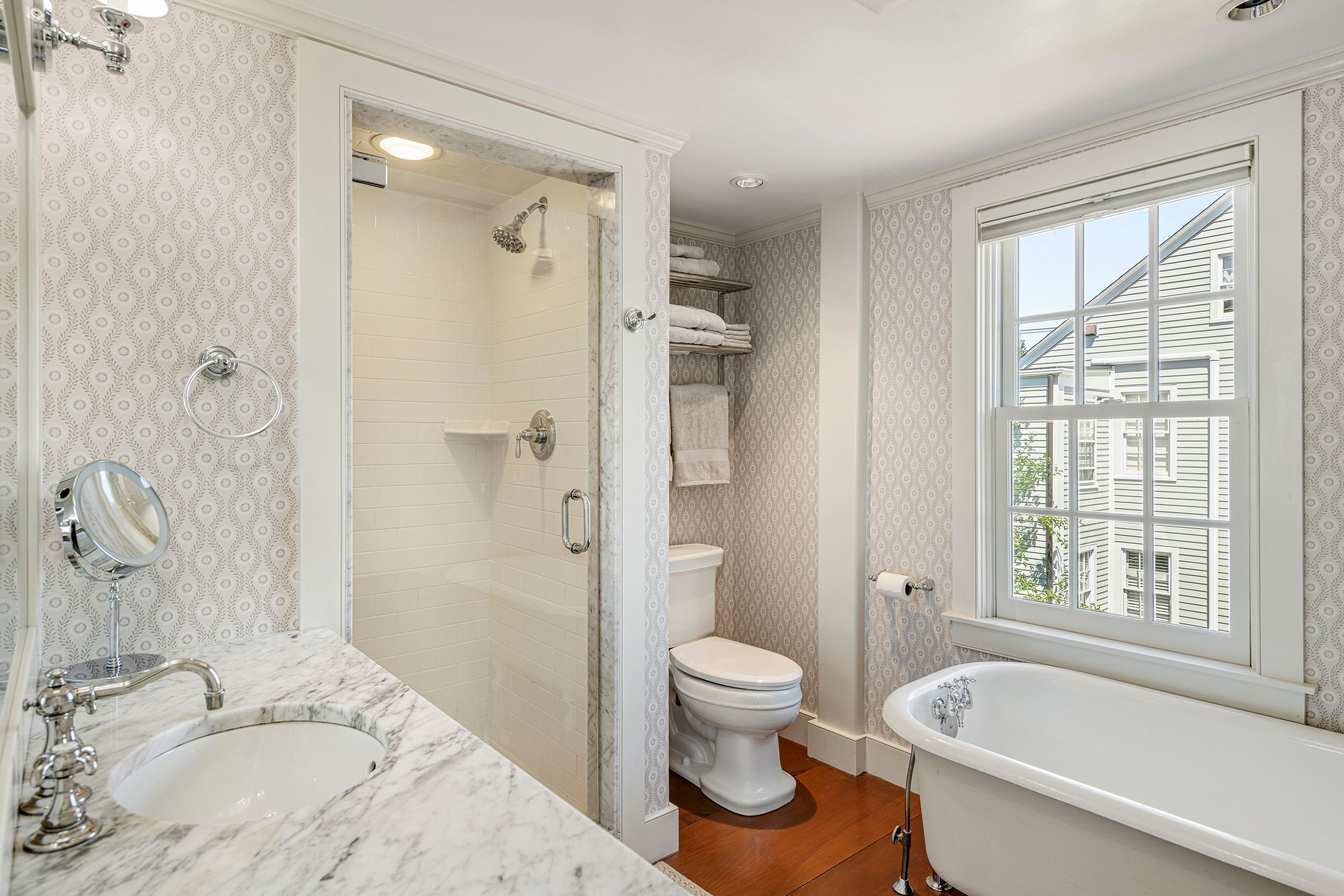  Exquisitely Renovated Home One Block from Water - 物件實景