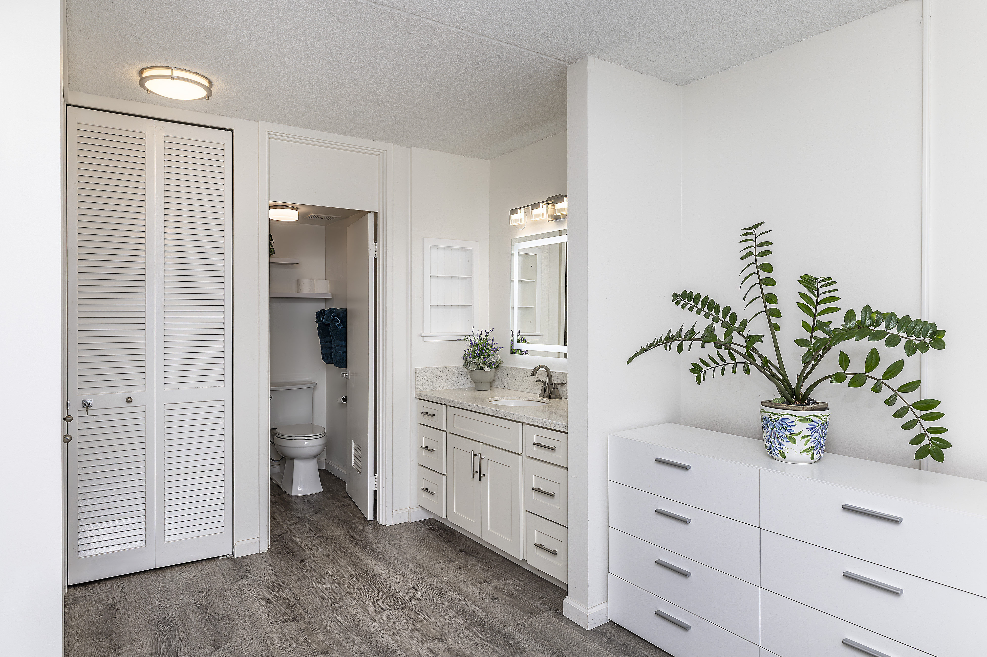 Honolulu, Hawaii, 96815, United States, 2 Bedrooms Bedrooms, ,2 BathroomsBathrooms,Residential,For Sale,1980604