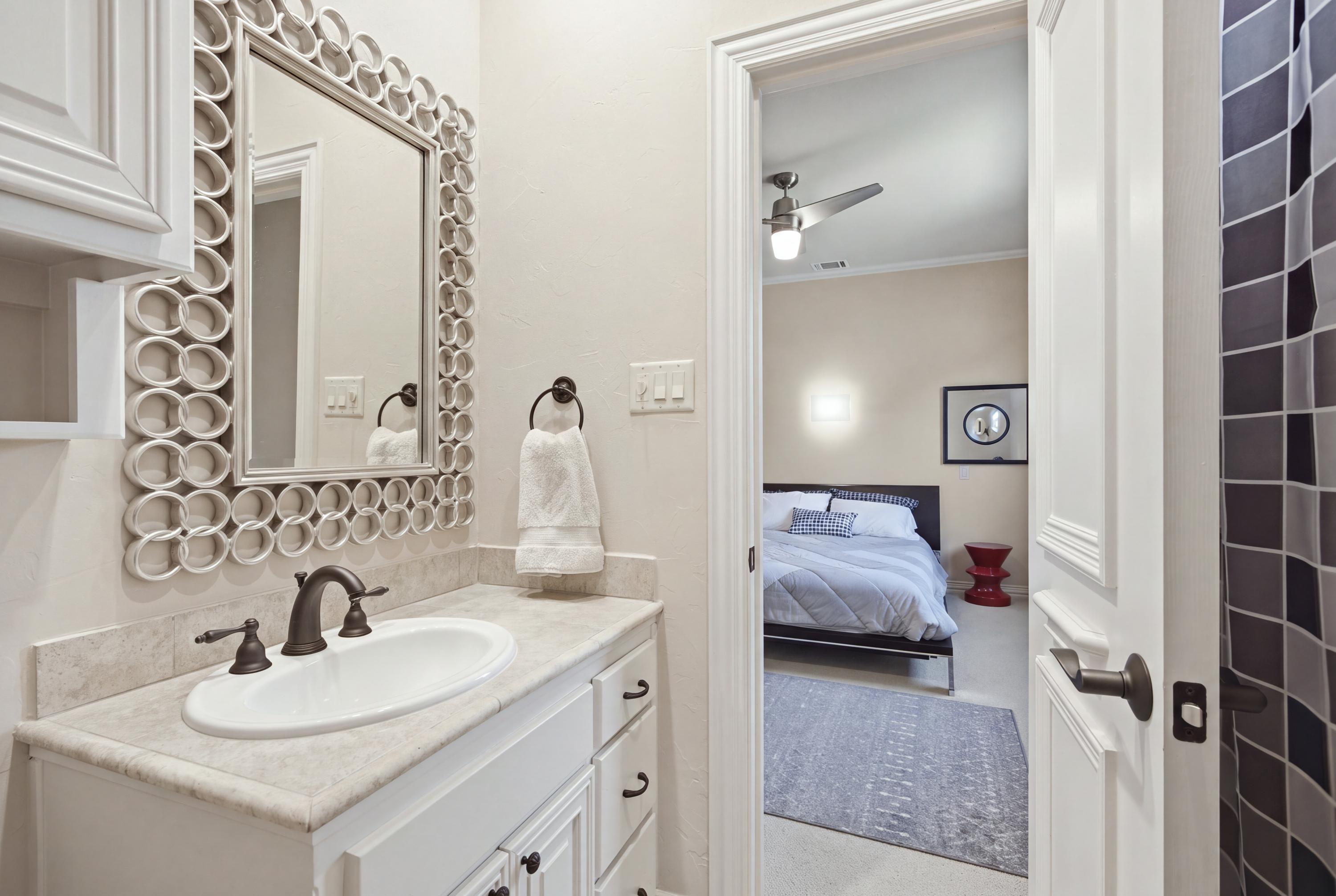  Preston Hollow Home with Pool, Primary Suite Down, 3-Car Garage & Solar - 物件實景