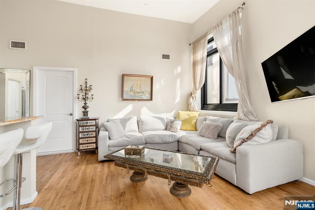Weehawken, New Jersey, 07086, United States, 2 Bedrooms Bedrooms, ,2 BathroomsBathrooms,Residential,For Sale,1840362