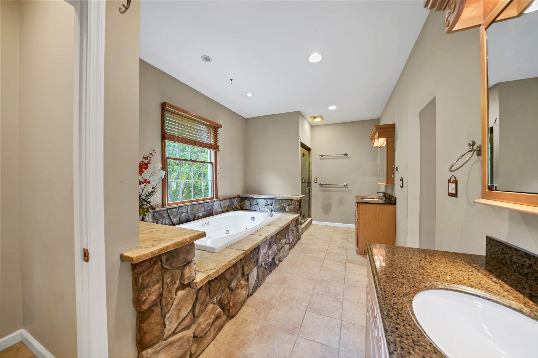  Custom Built Colonial Home with Mountain Views and Exceptional Outdoor Setting - 物件實景